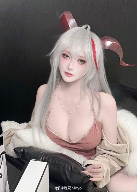 COSPLAY 你也想坐在这吗？沙发这么小，挤不下的……什、什么？！ 碧蓝航线 埃吉尔（埃格妮丝）